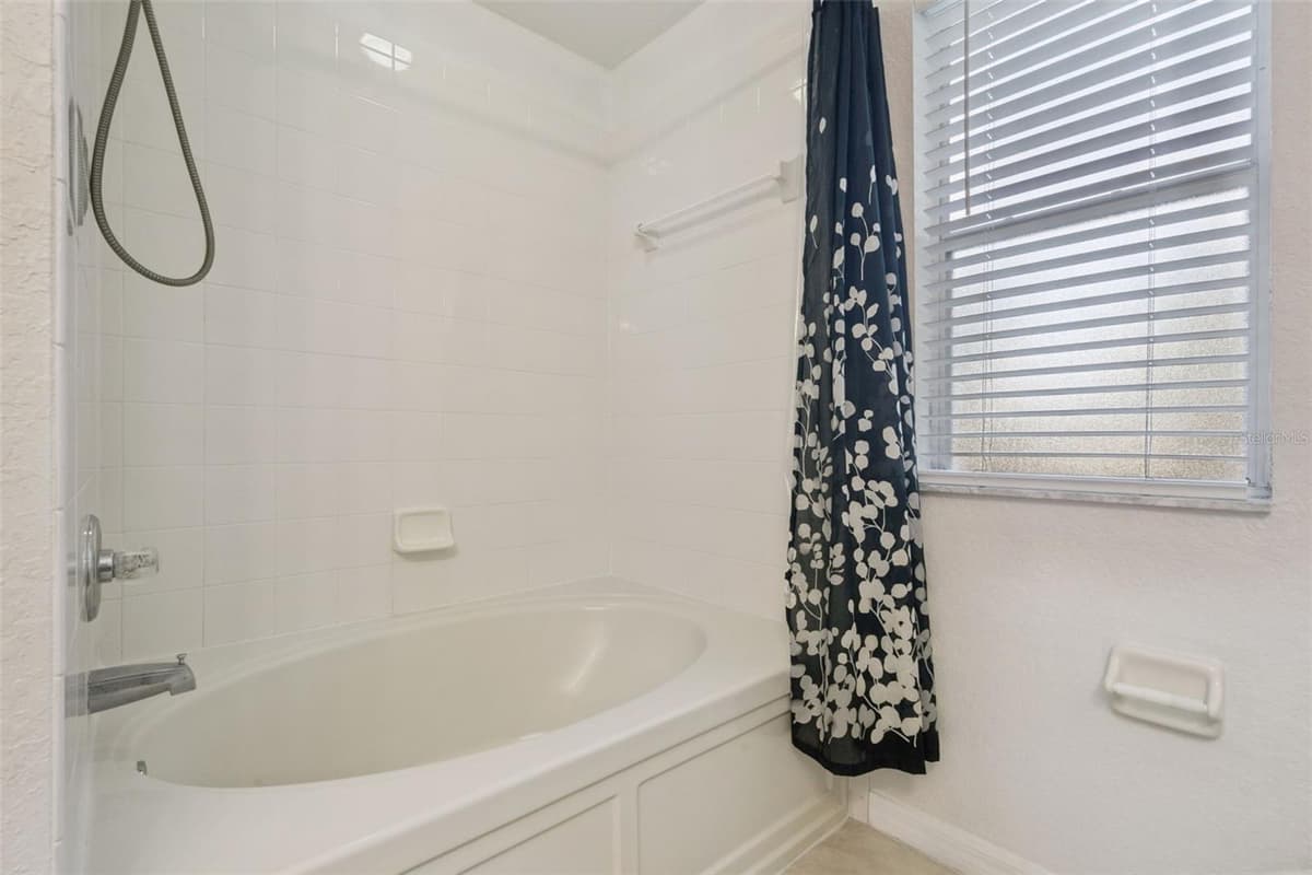 245 CAMBRIA AVENUE — photo 17 of 33