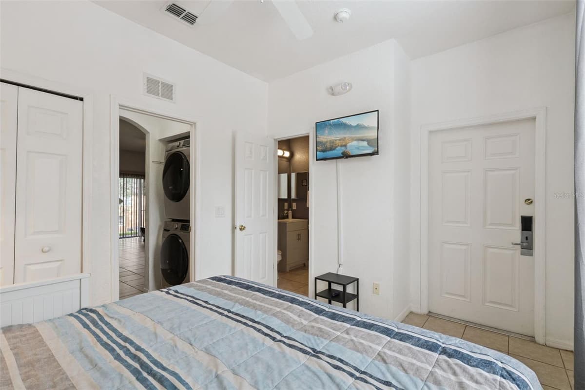 245 CAMBRIA AVENUE — photo 12 of 33