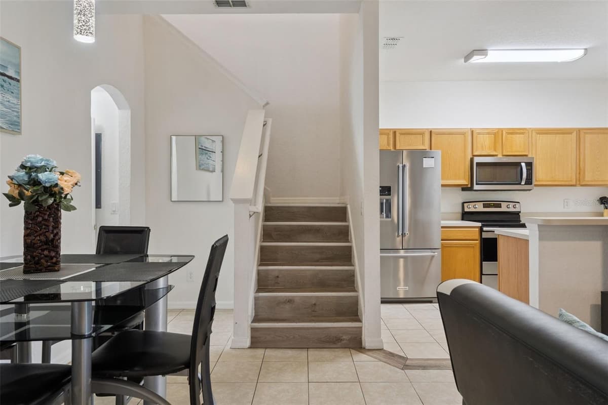 245 CAMBRIA AVENUE — photo 9 of 33