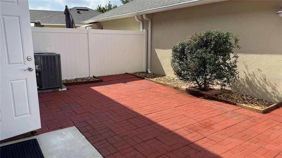 7108 FIVE OAKS DRIVE — photo 4 of 35