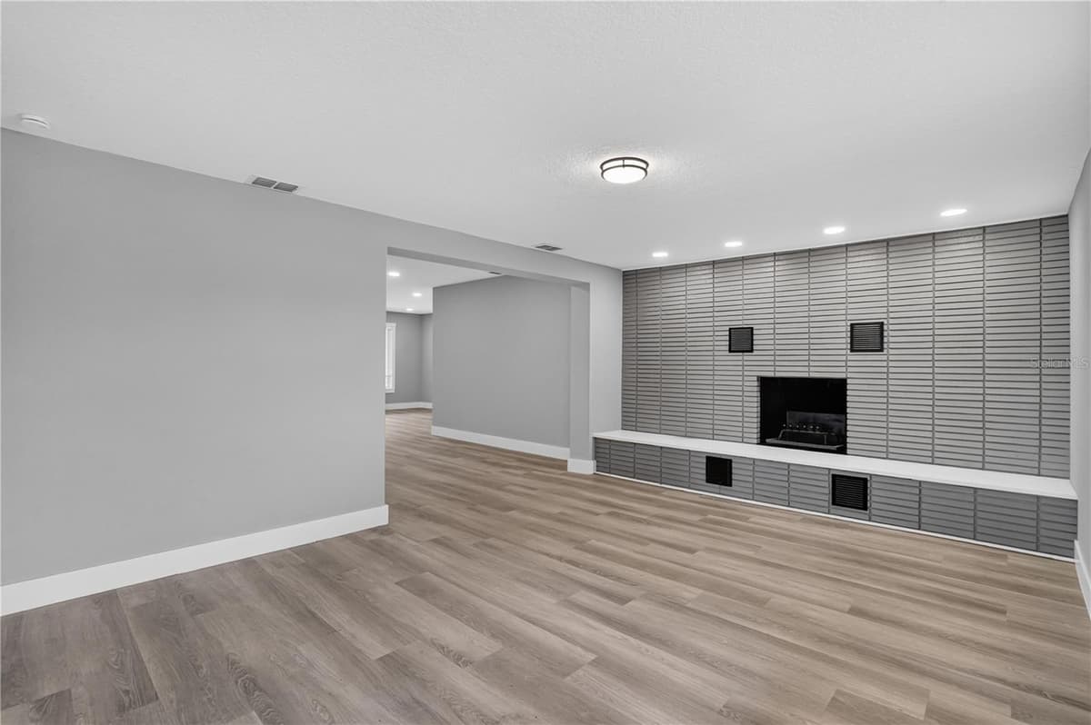 2700 12TH STREET — photo 12 of 32