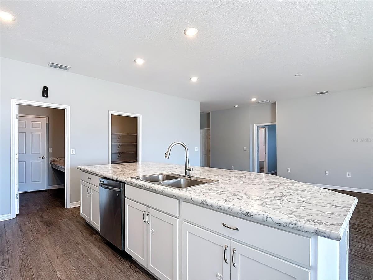 840 SYDNEY STREET — photo 11 of 52
