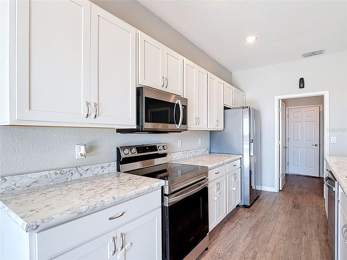 840 SYDNEY STREET — photo 10 of 52