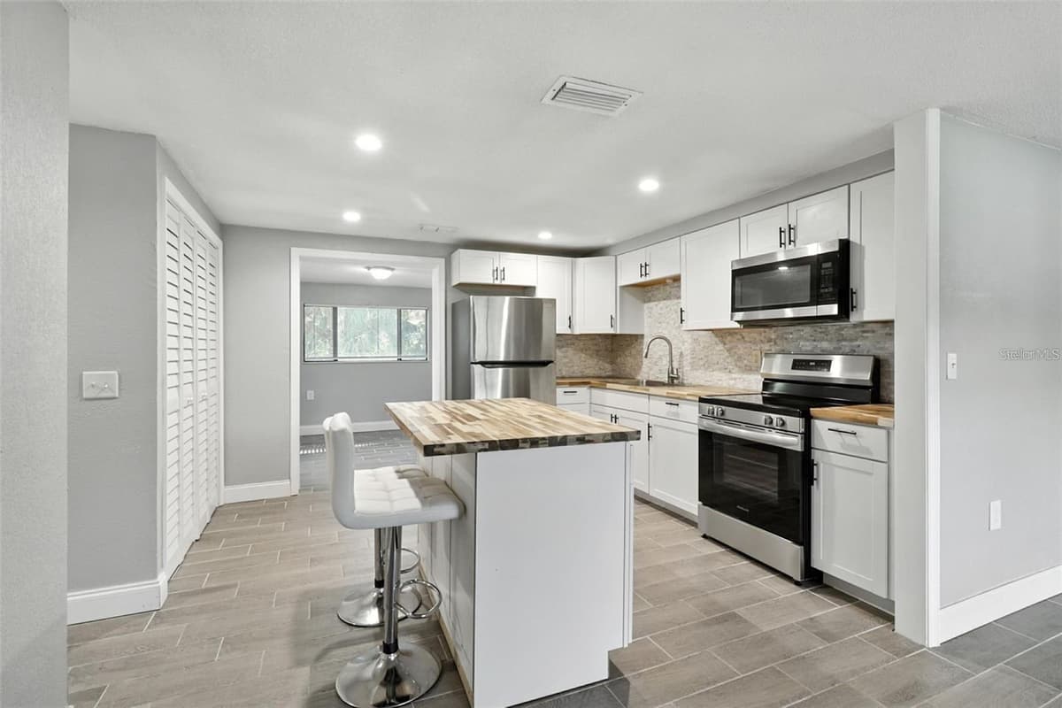 8035 GULF WAY — photo 8 of 24