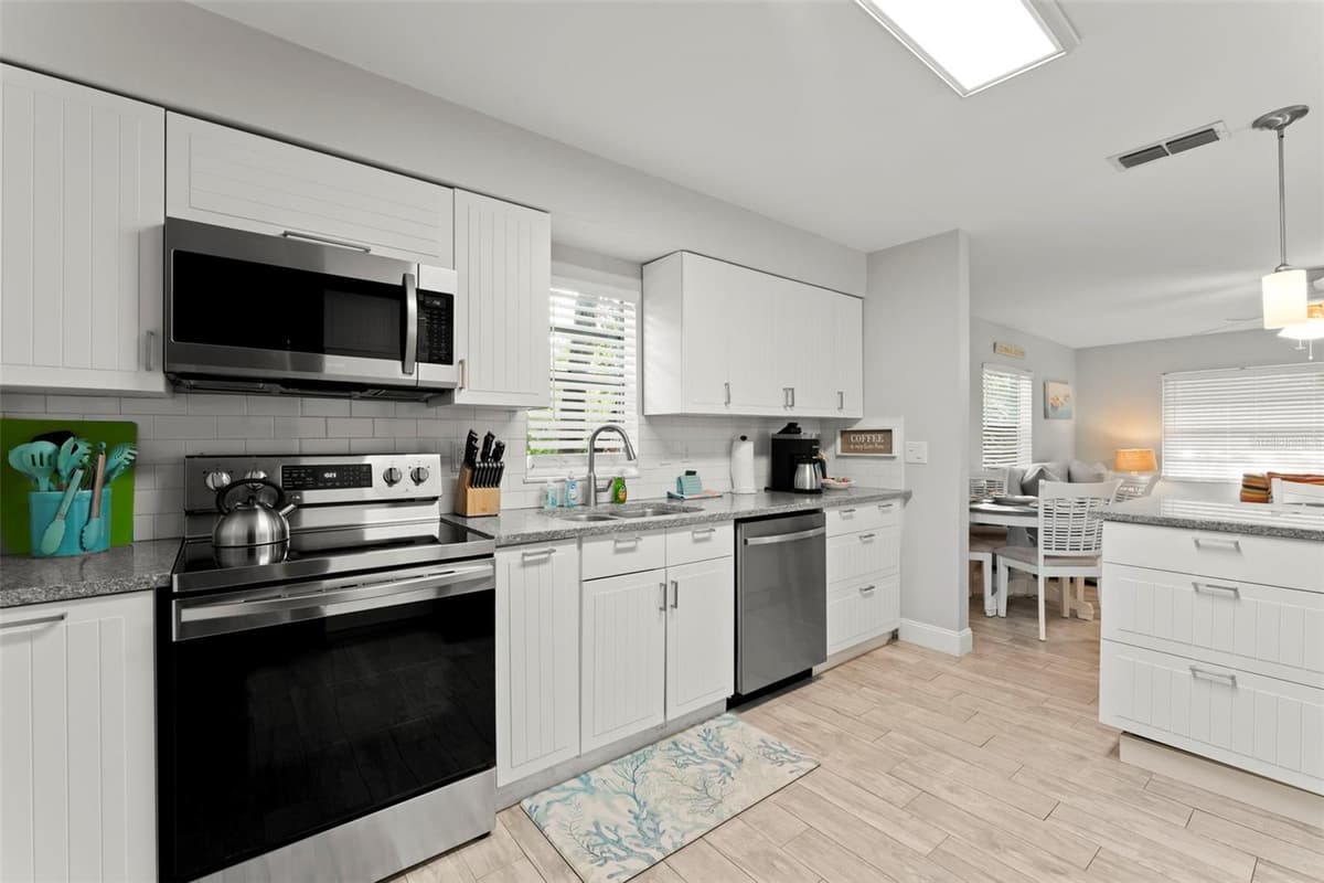 328 PERSHING STREET — photo 9 of 54