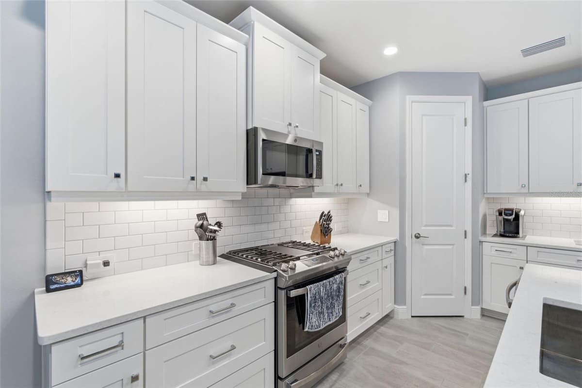3121 HERITAGE PINES DRIVE — photo 11 of 50