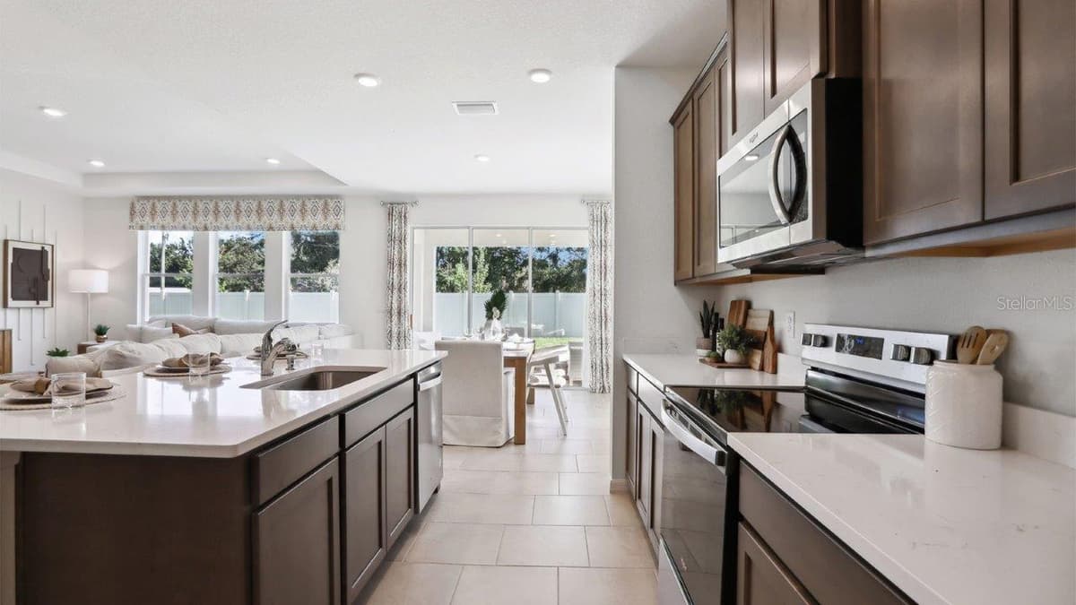 2504 STRATTEN DRIVE — photo 8 of 28