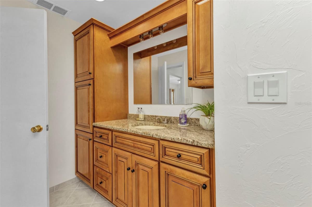 2350 MARION AVENUE — photo 13 of 52