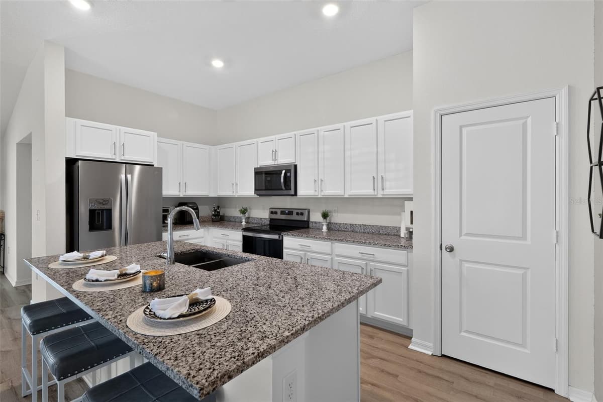 9181 OSCRAFT DRIVE — photo 7 of 32