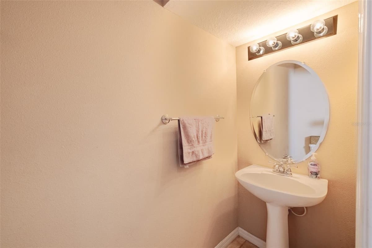 6717 EAGLE FEATHER DRIVE — photo 18 of 35