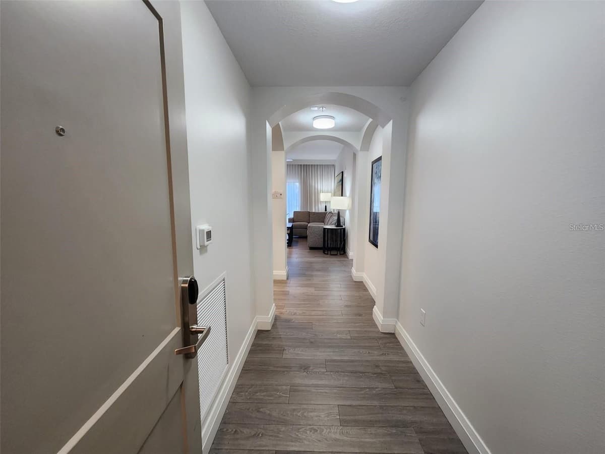 14501 GROVE RESORT AVENUE — photo 3 of 38