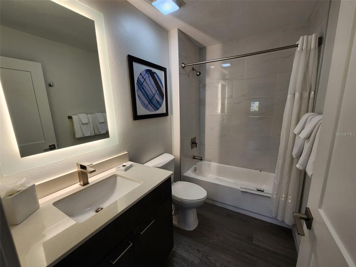 14501 GROVE RESORT AVENUE — photo 15 of 38