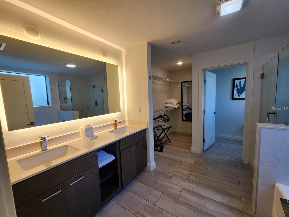 14501 GROVE RESORT AVENUE — photo 10 of 38