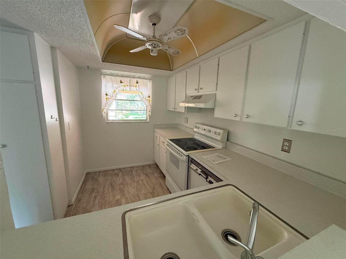 2536 CLUBHOUSE CIRCLE — photo 10 of 25