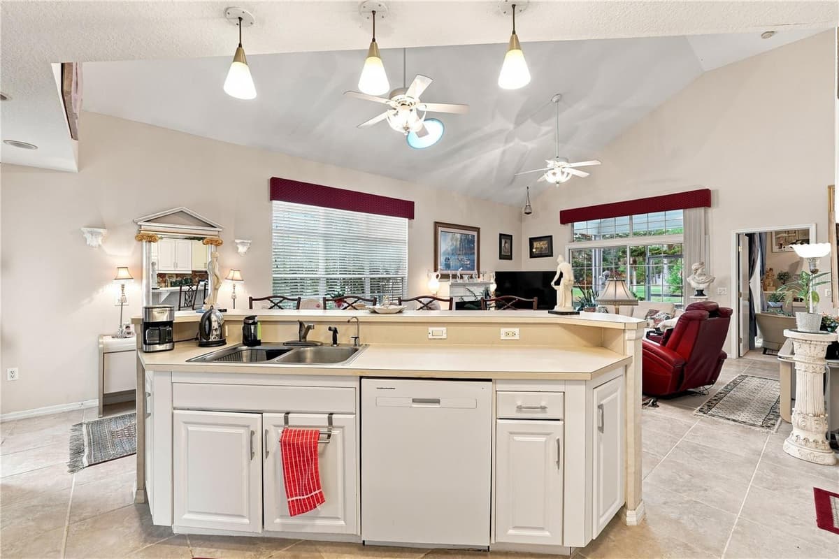 523 FAIRWAYS DRIVE — photo 12 of 37