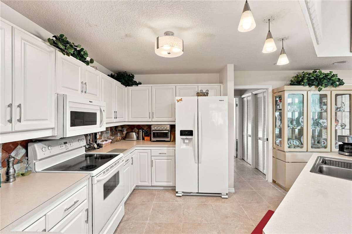 523 FAIRWAYS DRIVE — photo 14 of 37
