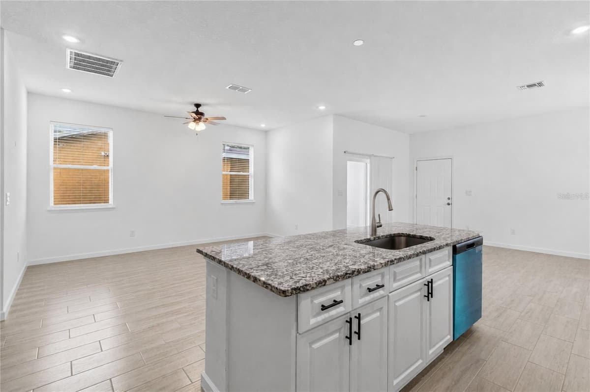 426 HUDSON STREET — photo 12 of 29