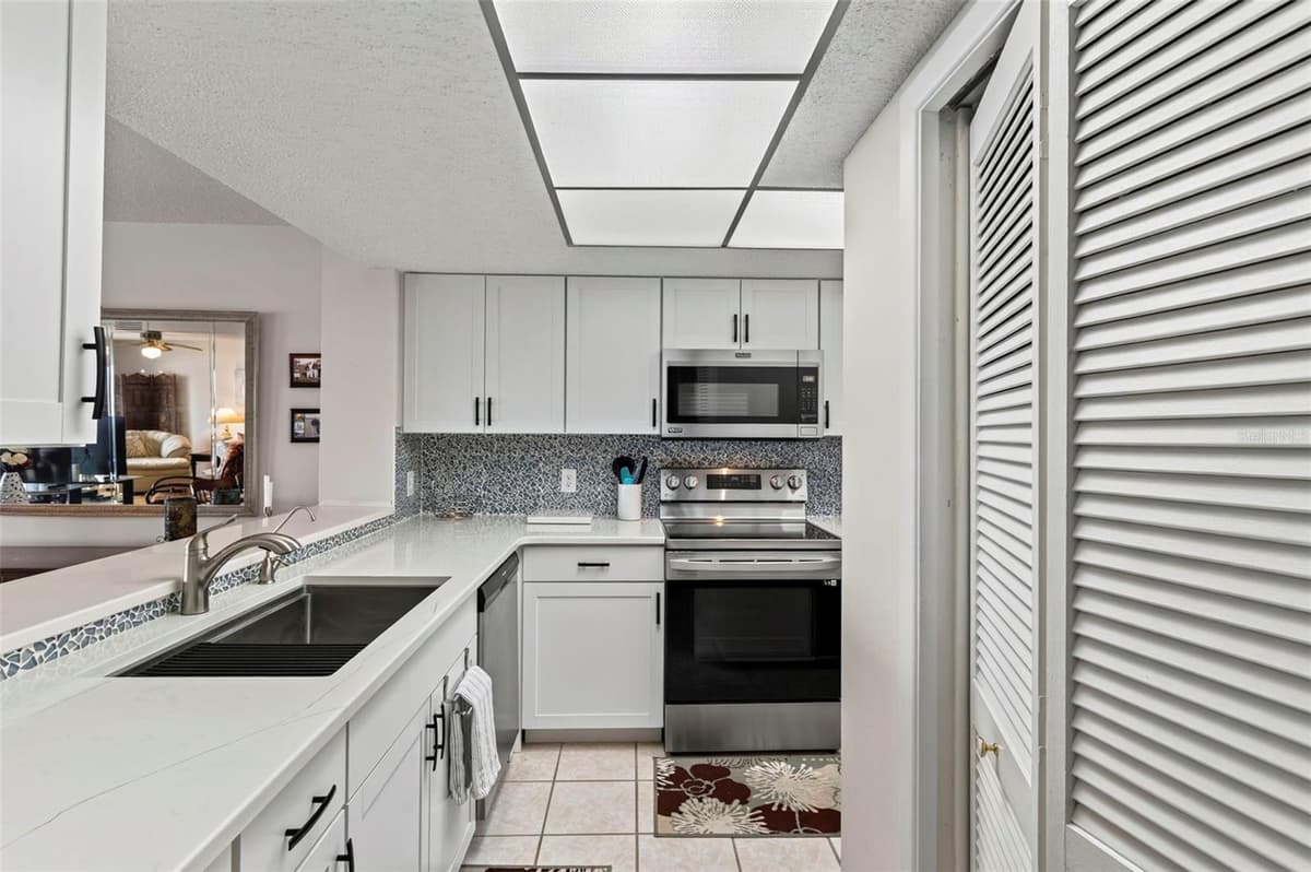 4650 BAY BOULEVARD — photo 12 of 60