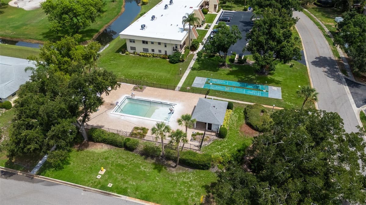 5621 PALM AIRE DRIVE — photo 8 of 47