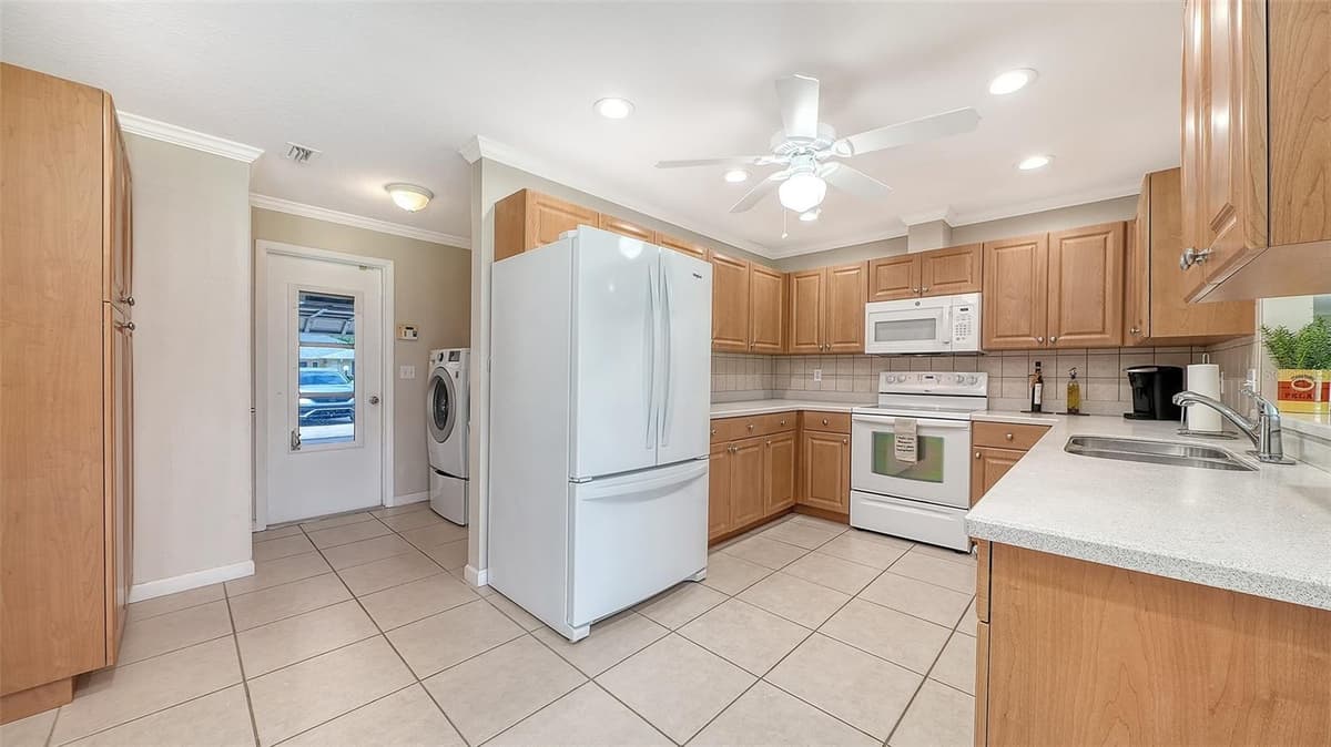 5621 PALM AIRE DRIVE — photo 21 of 47