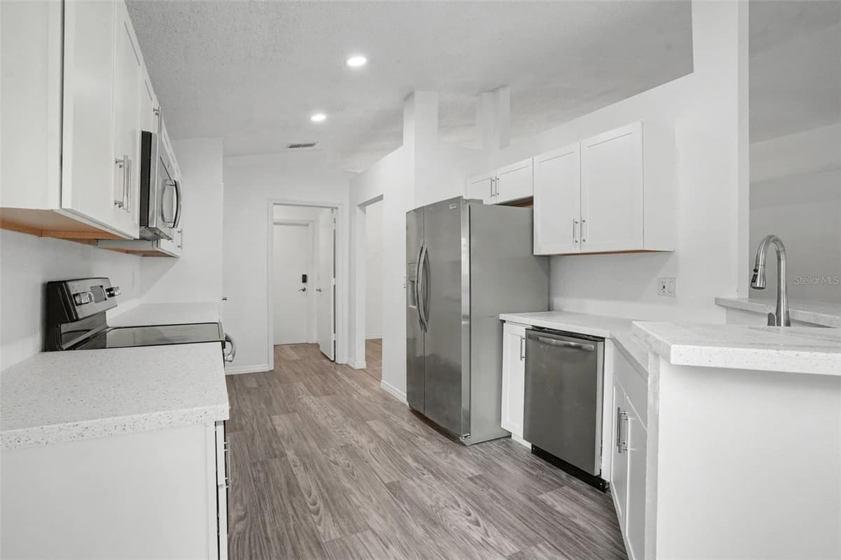 419 SAINT ANNS DRIVE — photo 7 of 38