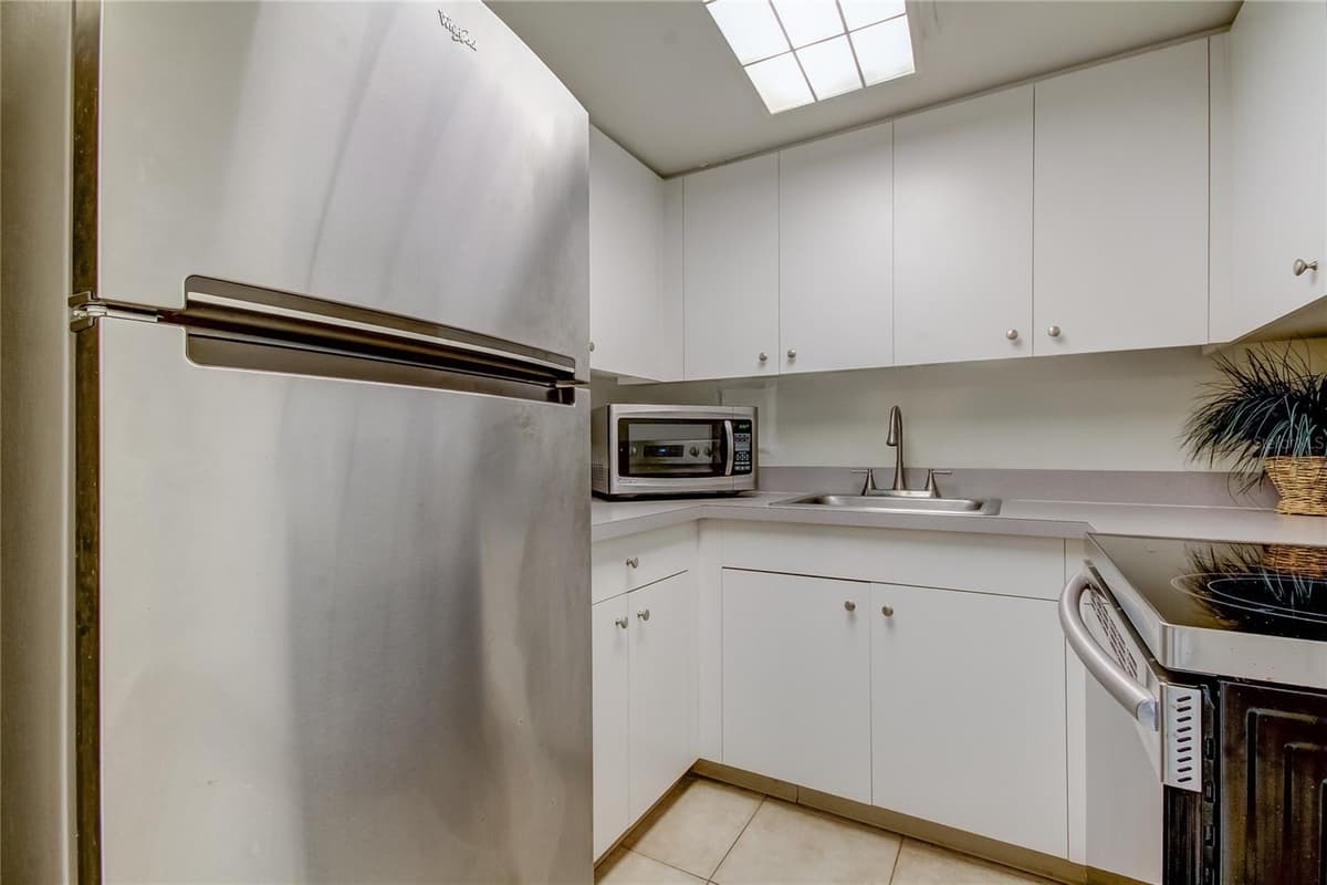 880 MANDALAY AVENUE — photo 6 of 43