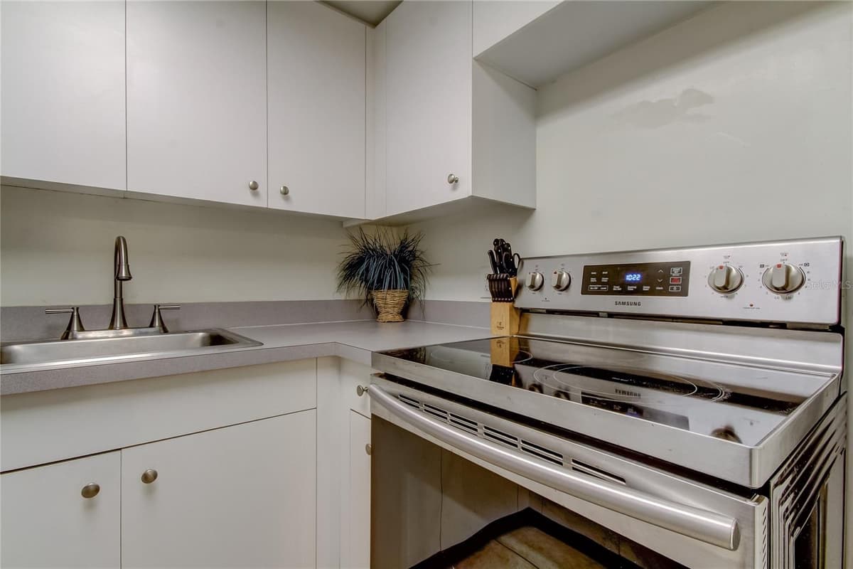 880 MANDALAY AVENUE — photo 8 of 43