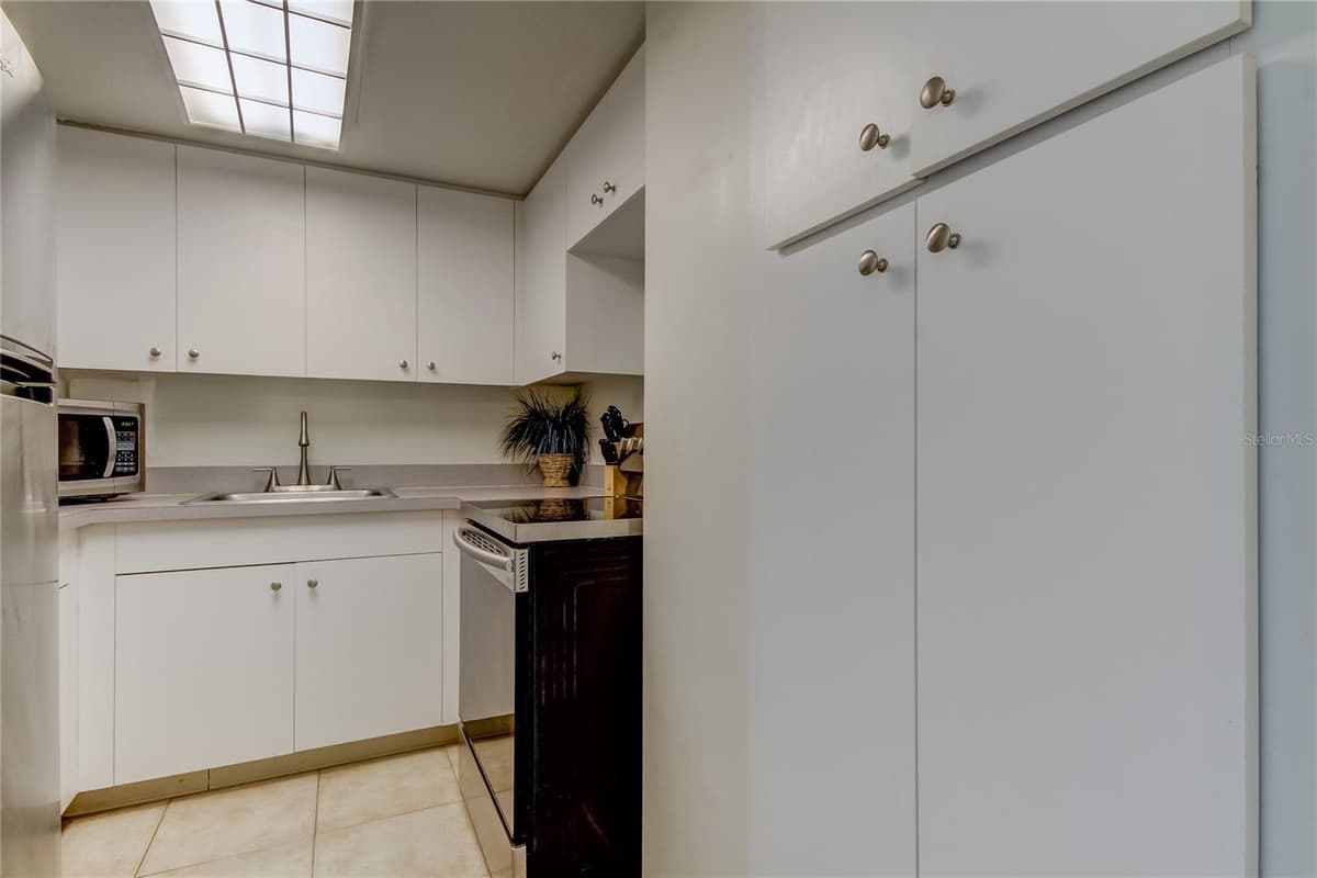 880 MANDALAY AVENUE — photo 5 of 43