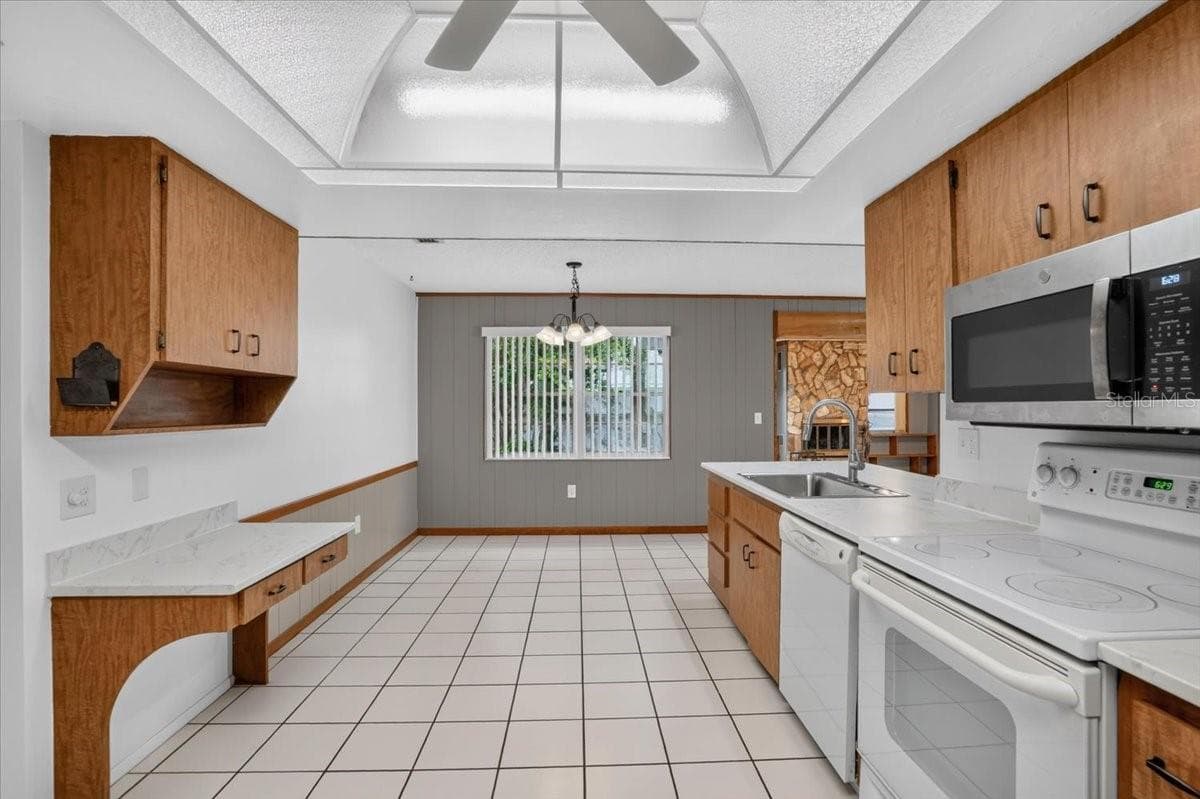6814 16TH AVENUE DRIVE — photo 8 of 41