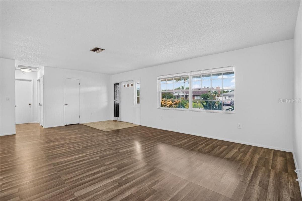6814 16TH AVENUE DRIVE — photo 3 of 41