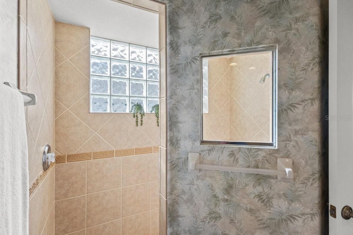 3927 WHISPERING OAKS DRIVE — photo 24 of 44