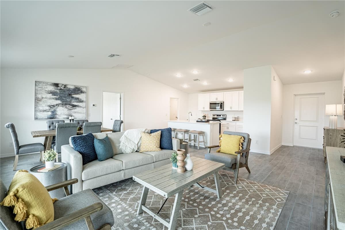 334 KINDRED BOULEVARD — photo 4 of 9