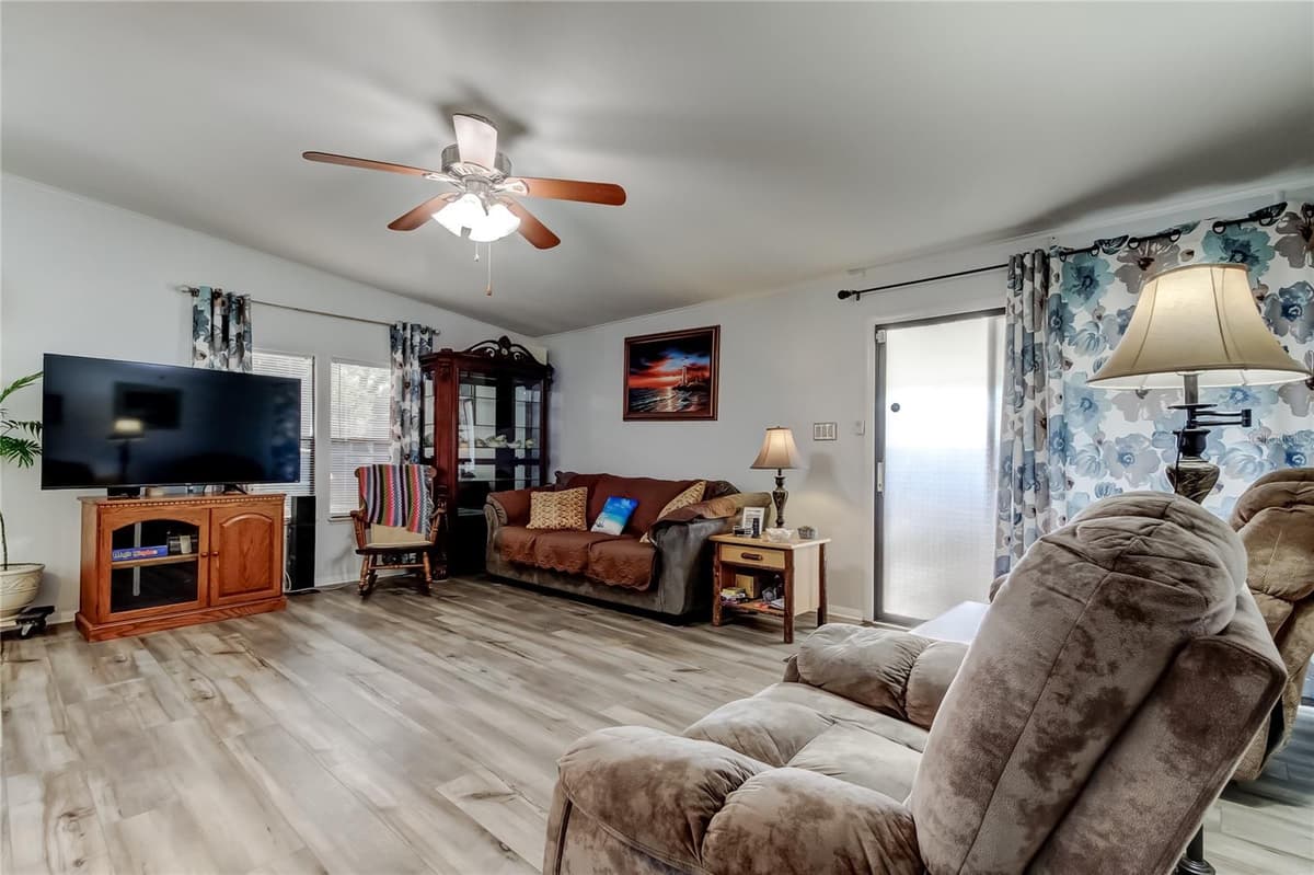 10151 HAMP DRIVE — photo 8 of 57