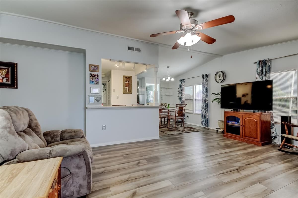 10151 HAMP DRIVE — photo 9 of 57