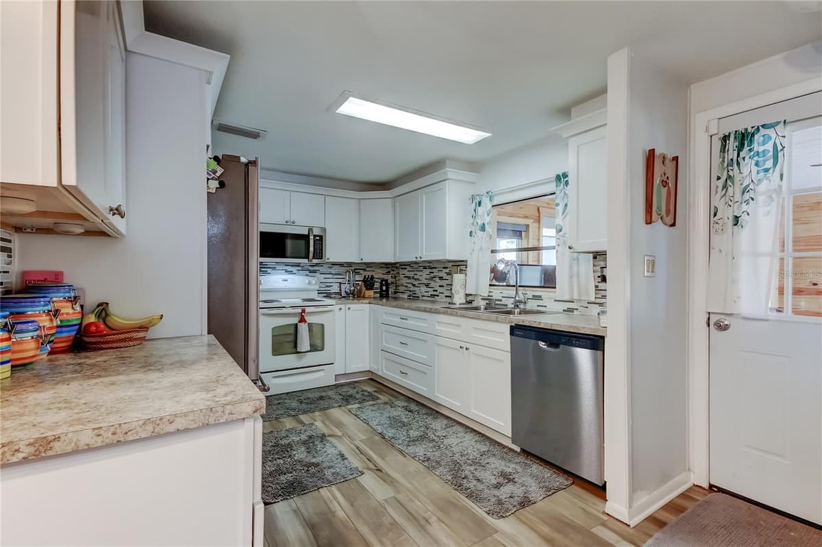 10151 HAMP DRIVE — photo 17 of 57