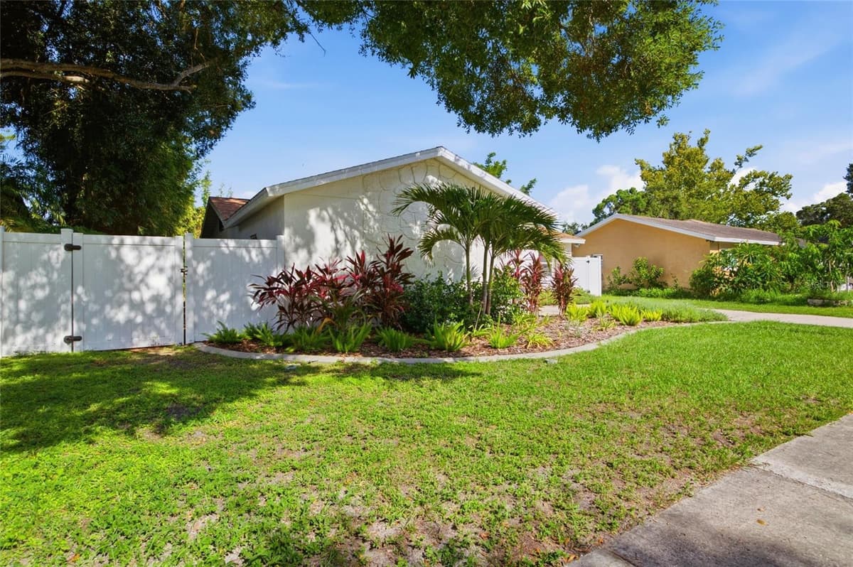 8327 JENNIFER LANE — photo 4 of 56