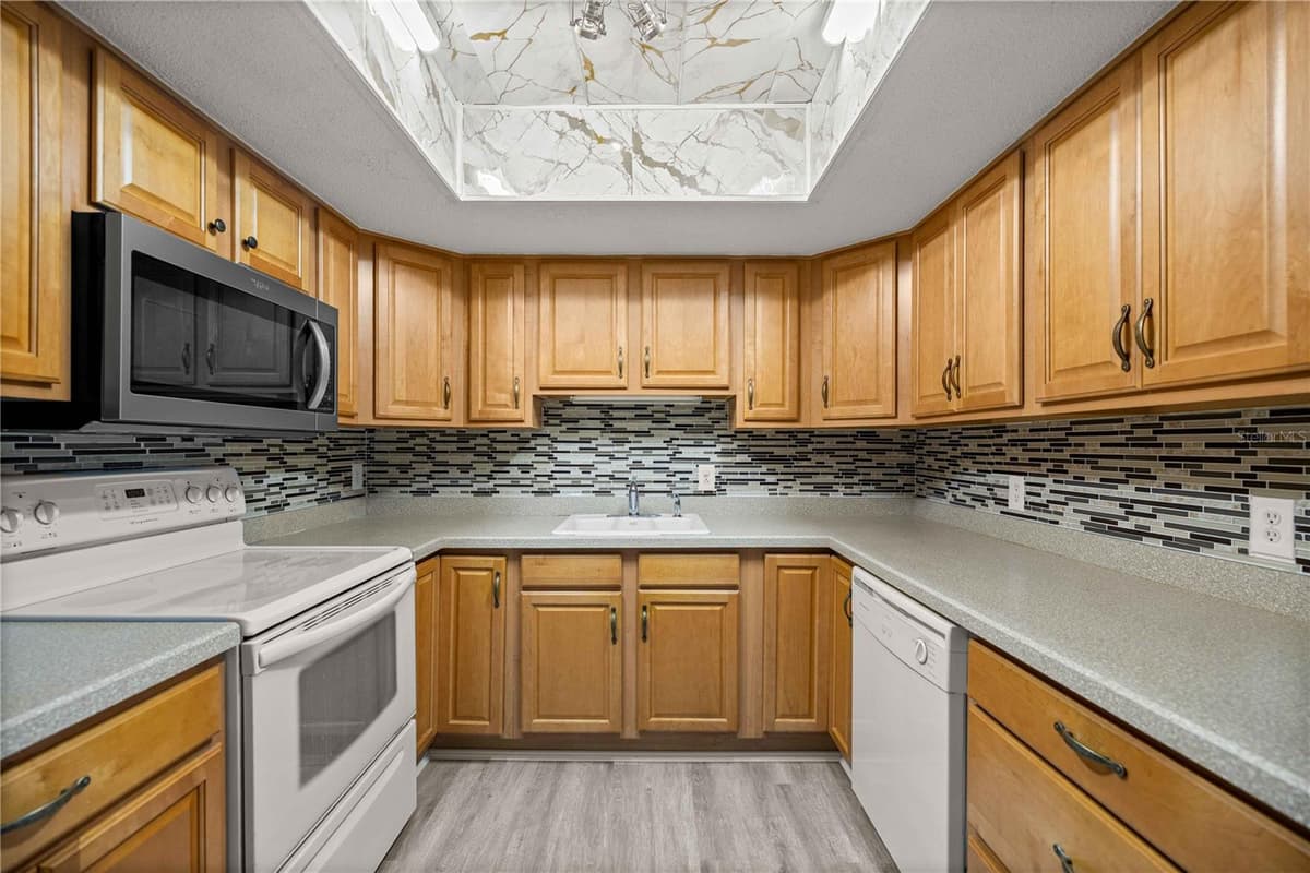 568 FAIRWAYS CIRCLE — photo 19 of 55