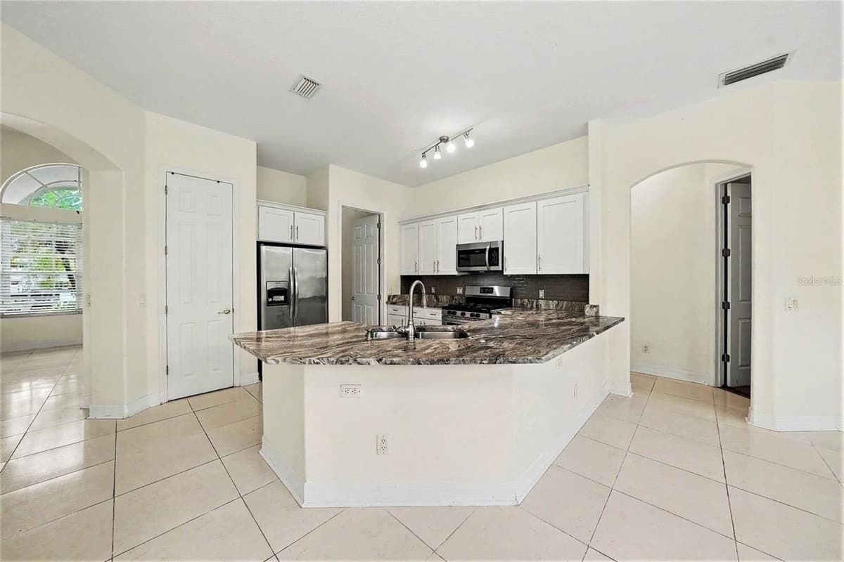 12516 LEATHERLEAF DRIVE — photo 10 of 31