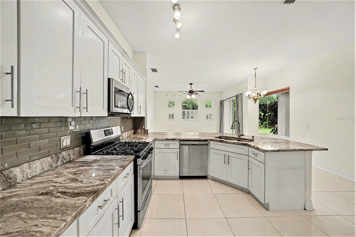 12516 LEATHERLEAF DRIVE — photo 11 of 31