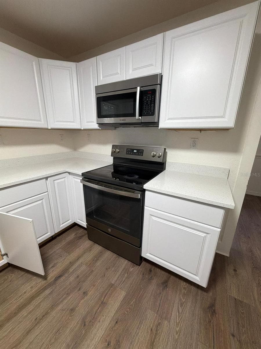 233 S RHODES STREET — photo 10 of 27