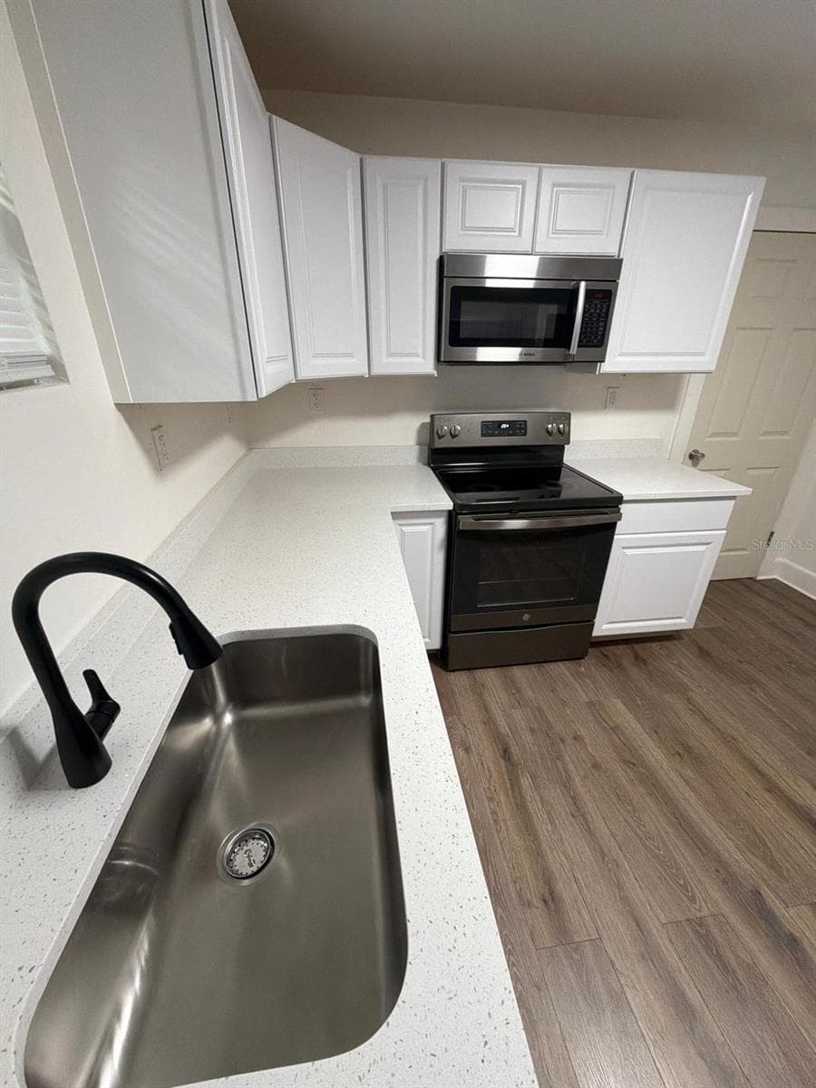233 S RHODES STREET — photo 9 of 27