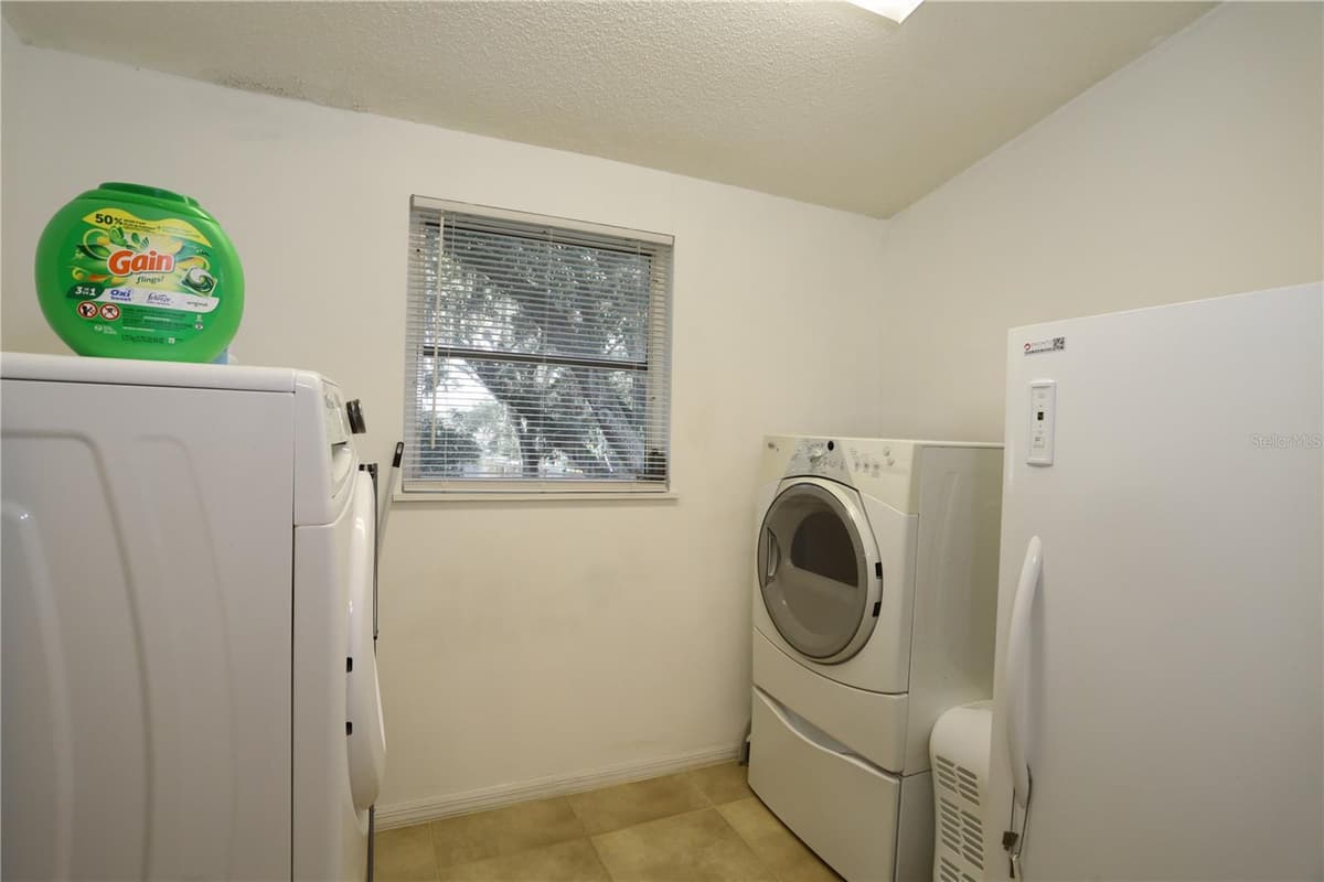 4849 MEADOW DRIVE — photo 18 of 36