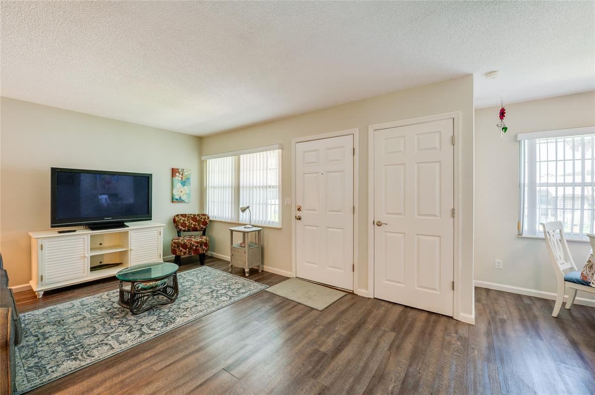 840 CENTER AVENUE — photo 4 of 37