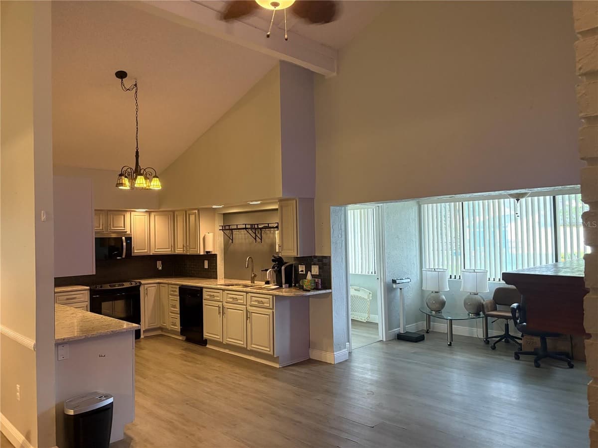 2101 SUNSET POINT ROAD — photo 12 of 37