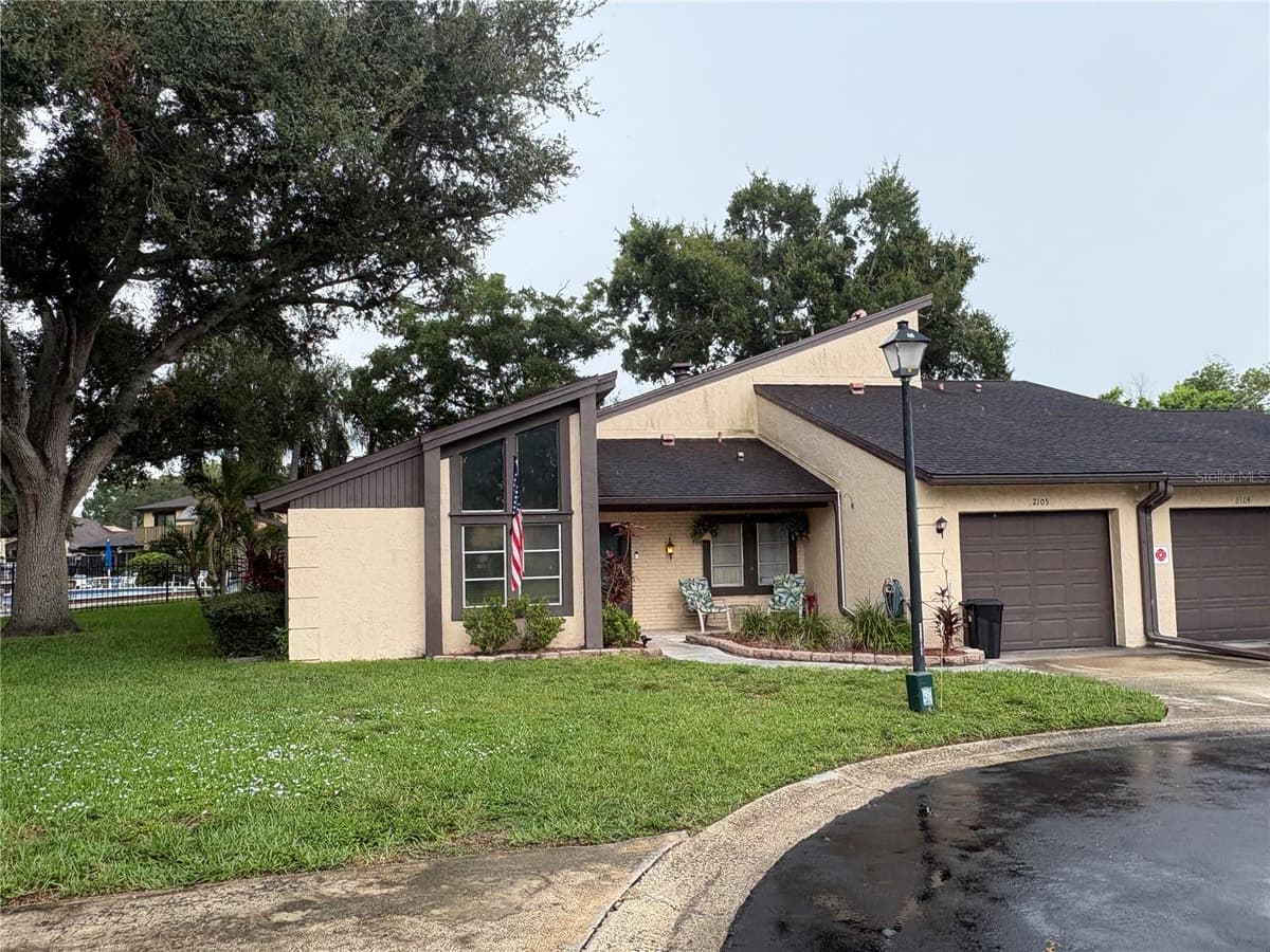 2101 SUNSET POINT ROAD — photo 3 of 37