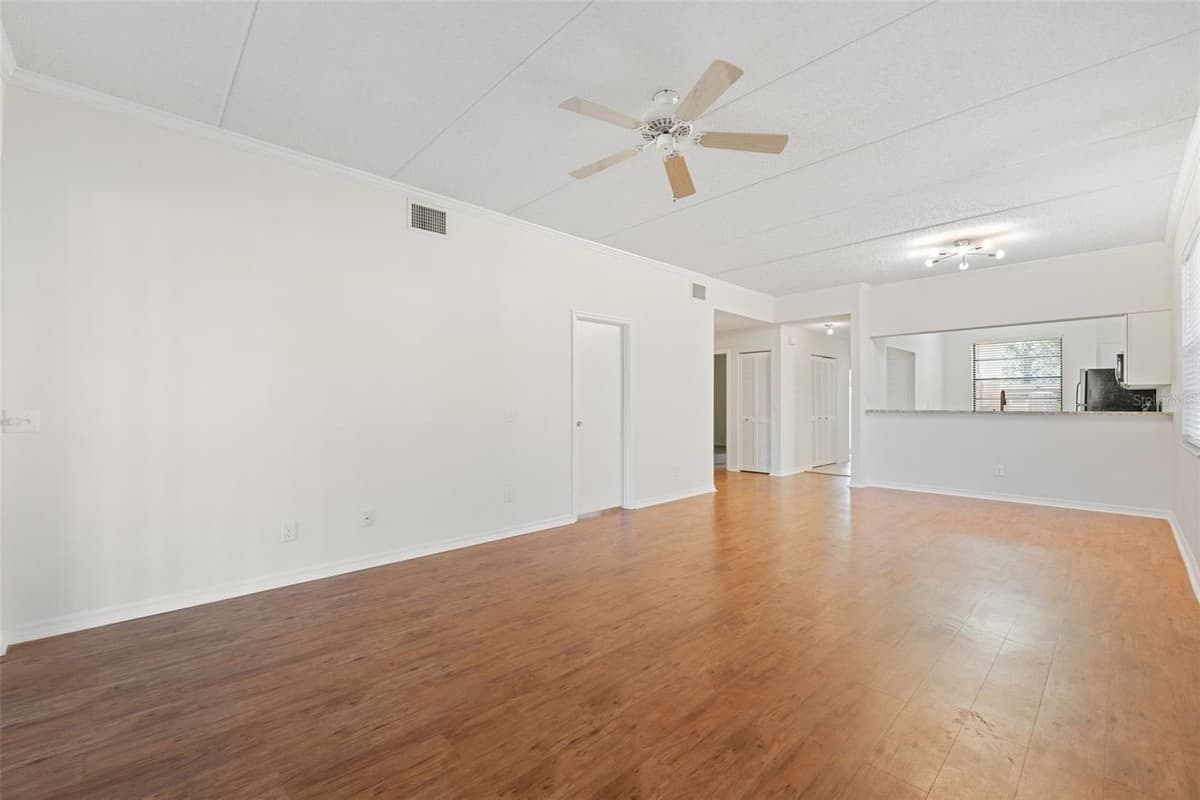 121 LINDSAY LANE — photo 10 of 81