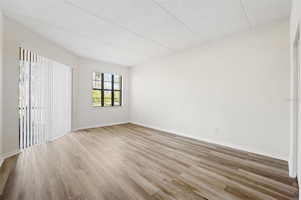 121 LINDSAY LANE — photo 13 of 81