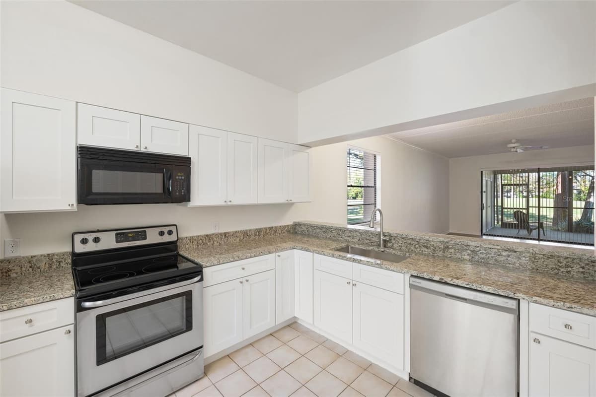 121 LINDSAY LANE — photo 4 of 81