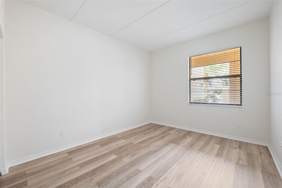 121 LINDSAY LANE — photo 18 of 81