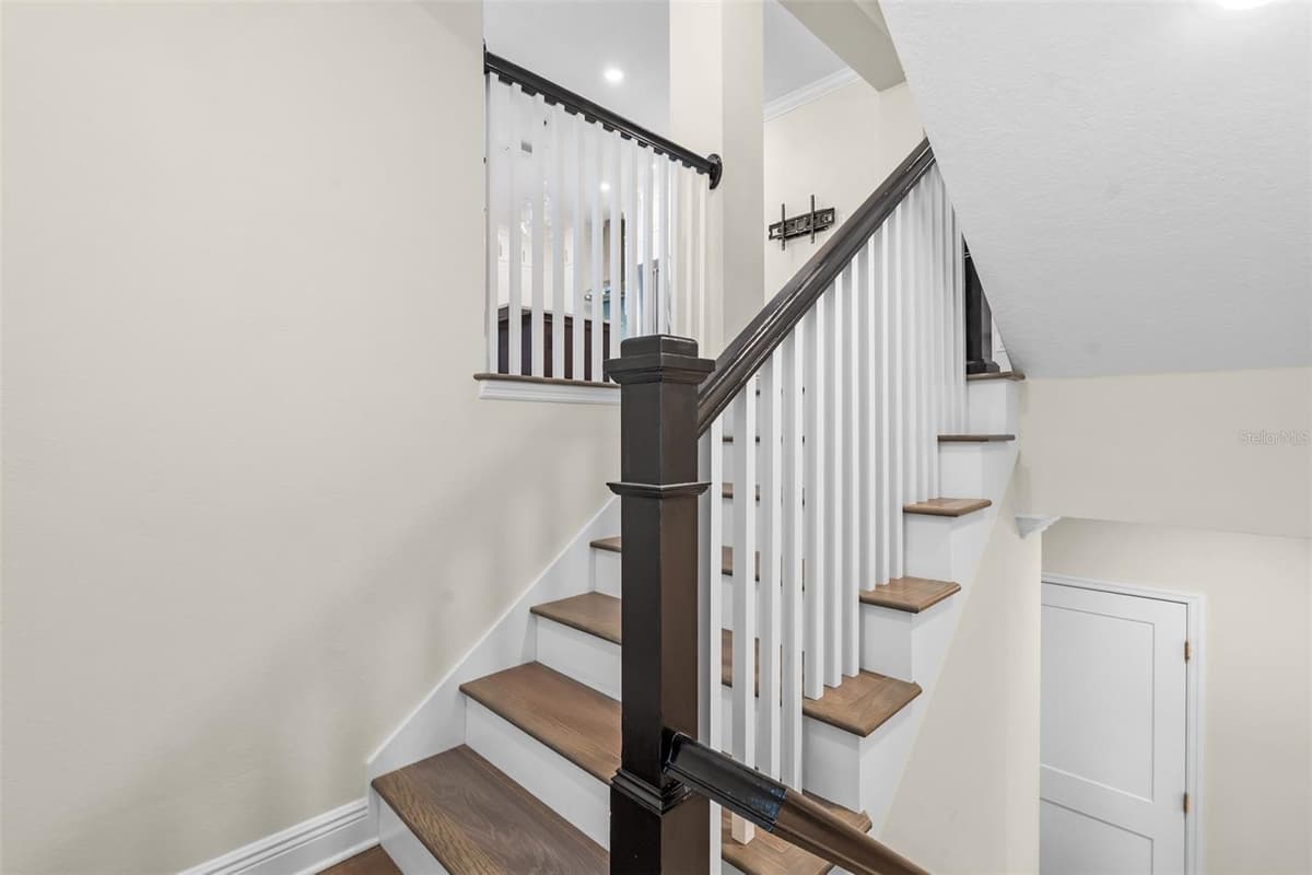 404 MELVILLE AVENUE — photo 12 of 47